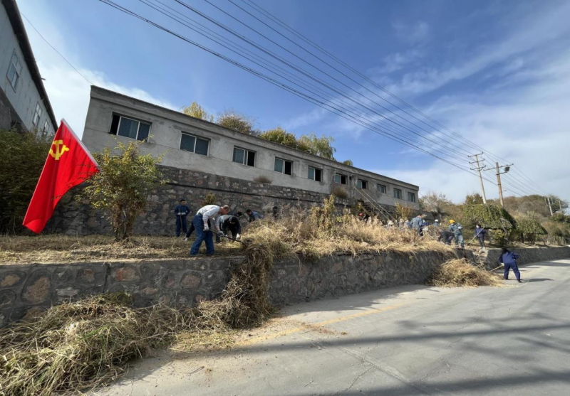 有工投黨員干部、團(tuán)員青年的耕耘那處便是公司最美麗的一角-----物產(chǎn)工投公司開展環(huán)境專項(xiàng)整治主題黨日、團(tuán)日活動